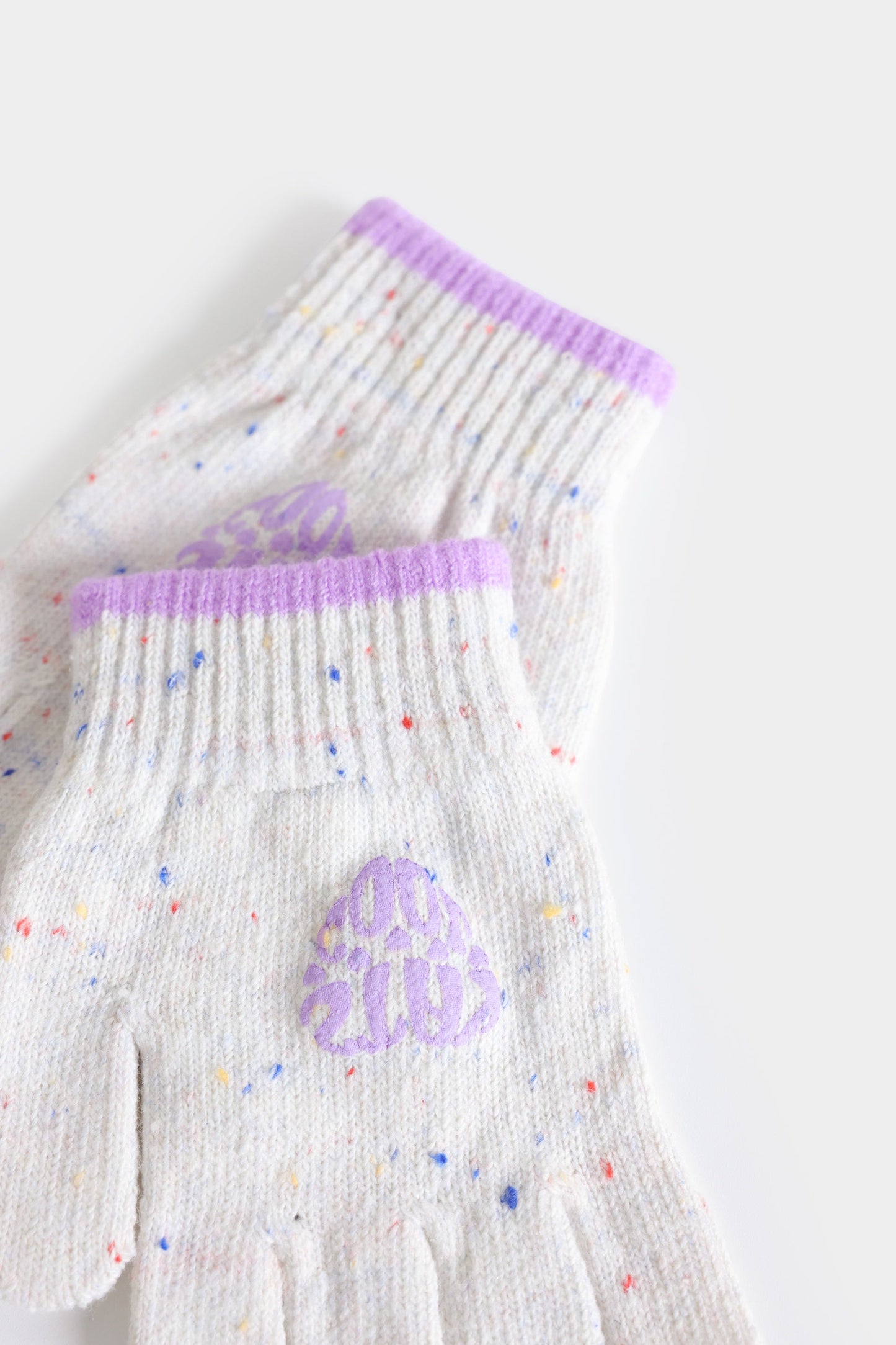 GLOVES WITH GRAPHIC HEART DETAIL